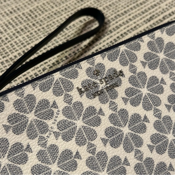 New Kate Spade four leaf clover wristlet and dust bag - Picture 3 of 7